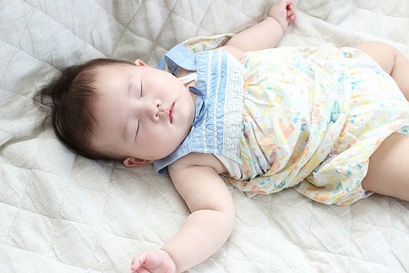 布団の上で寝る赤ちゃん